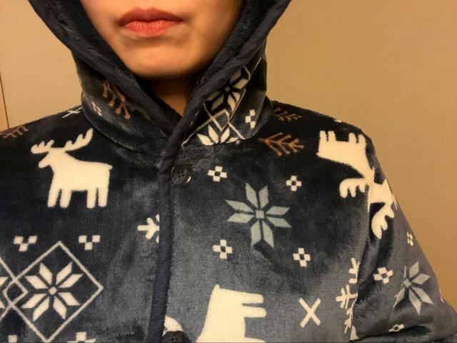 【ファッションセンターしまむら　着る毛布SUPER PREMIUM】一番上のボタンを閉めれば首元まで暖かい