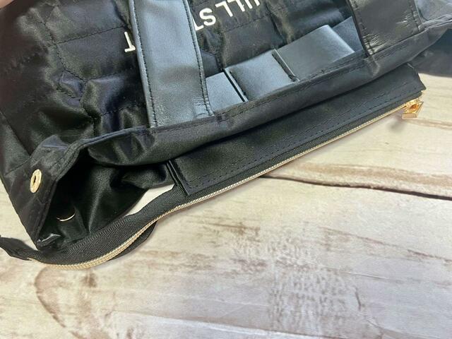 口にはファスナー付き。大人かわいいゴールドなのもうれしいですね♪