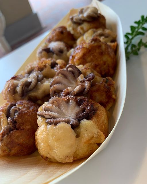 【新名神高速道路・宝塚北SA(下り)】タコが丸ごと一匹！踊りたこやき 引用元：宝塚北サービスエリア公式Facebook