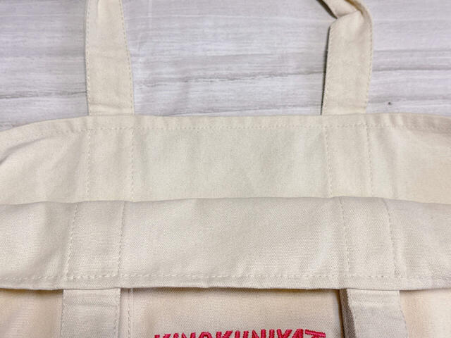 内側はポケットなどはないシンプルな作り