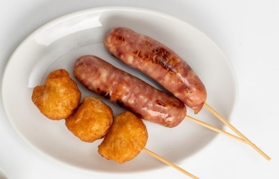 「【賴ママ食堂】(左)香腸(ソーセージ)/(右)花枝丸(揚げイカだんご)」<価格:税込500円>【日本初上陸“台湾スイーツ”や人気の“台湾フード”が勢揃い!『你好!台湾展』大丸福岡天神店で初開催!】