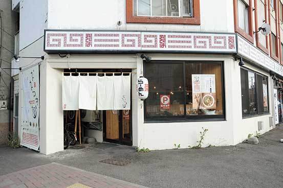 べじそば ななつき（すすきのエリア） 外観　真っ白な暖簾がお店の目印。飲んだ後の〆にも最適