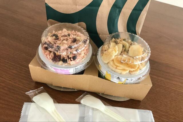 【スターバックス ヨーグルト】ピンクのストロベリーと黄色のバナナが特徴的!