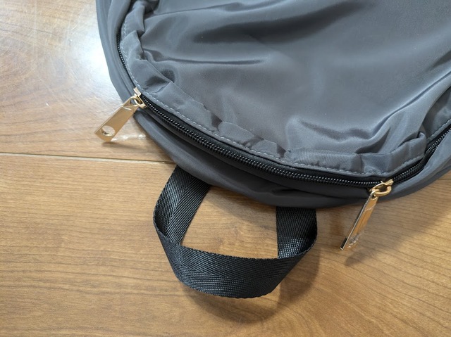 【coca ママリュック】メインの荷室はダブルファスナーで荷物を取り出しやすい設計です♪