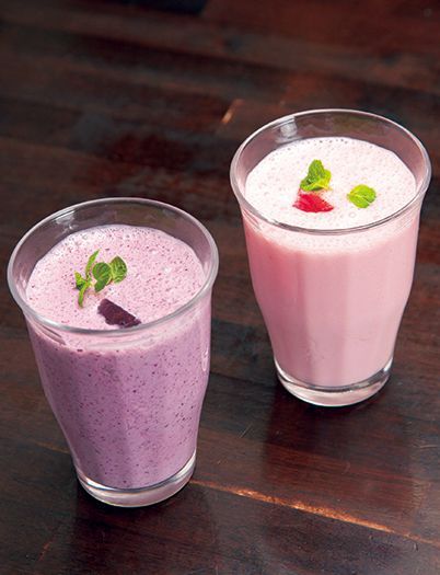 スープカレーの名店／らっきょ＆スター（綱島）　  ブルーベリーラッシー、バナナストロベリーラッシー 各450円