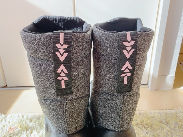 【ワークマン ウィンターライトブーツ】後ろには模様のようなデザインの反射材が。夜間や早朝の外出も安心です