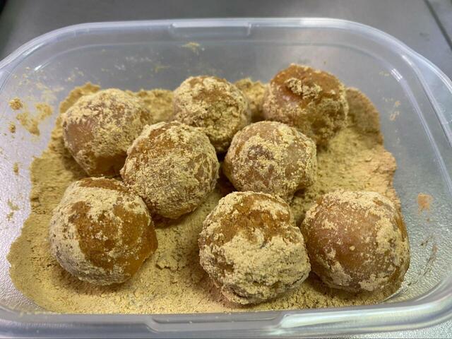 【ミスタードーナツ アレンジレシピ】ポン・デ・リングのシュガーコーティングのおかげできなこがよく絡みます