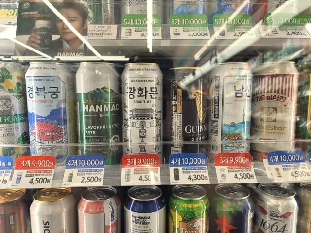 コンビニの冷蔵庫には缶のデザインも洒落ているクラフトビールがいっぱい