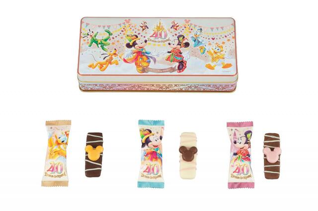 チョコレートカバード・クッキー 1,300円｜内容量：12個　〔ホワイトチョコレートカバード・プレーンクッキー（ミルクチョコトッピング）4個、ミルクチョコレートカバード・ストロベリー風味クッキー（ストロベリー風味チョコトッピング）4個、スウィートチョコレートカバード・ココアクッキー（オレンジ風味チョコトッピング）4個〕｜東京ディズニーリゾート40周年“ドリームゴーラウンド”スペシャルグッズ｜発売日：2023年4月10日（月）｜販売店舗：東京ディズニーランド「グランドエンポーリアム」、東京ディズニーシー「ヴァレンティナーズ･スウィート」