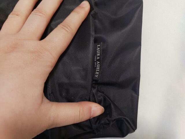 ブランドロゴの入ったタグがついている