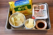 【深夜のポテチーズ飯】材料はパックごはん、のり塩ポテトチップス、バター、チーズ、しょうゆ
