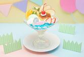 「たべもの王国のソーダの湖」プリンアラモード 1,400円(税込1,540円)|すみっコぐらしカフェ ~ようこそ!たべもの王国~