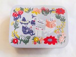 ブルーカラー×ムーミンと仲間たちのイラストが描かれた缶ケースに入っています