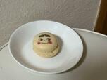 【不二家×ポムポムプリン ポムポムプリン30thペコちゃんとお祝いマカロン】白いマカロンはミルキー味でペコちゃんがプリントされています