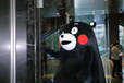 エレベーターのボタンを押しているくまモン