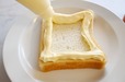 【卵とベーコンのマヨトースト】1.食パンのふちにマヨネーズを絞る
