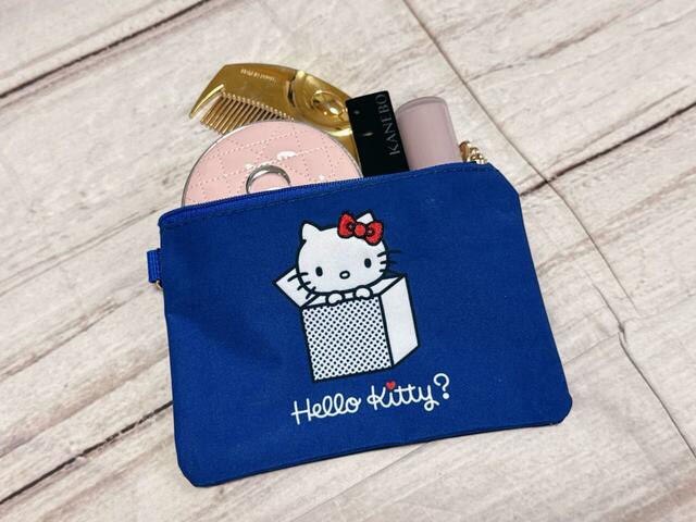 クッションファンデとコーム、口紅2本が収納可能