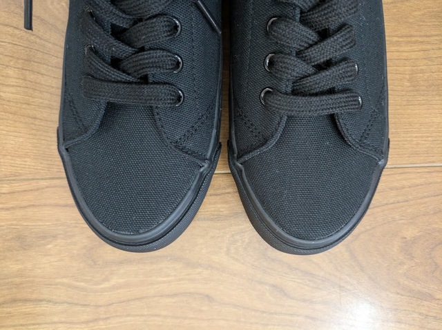 【GU ふかふかキャンバススニーカー】靴紐はしっかり締めると脱ぎ履きしにくい印象。靴紐を通す穴を一つ減らしたり、ゴム紐に変えると履きやすくなりそう◎