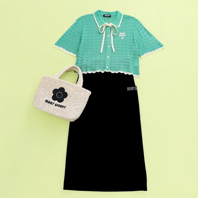 【マリークワント】「レトロロゴクロッシェポロ カーディガン」¥12,100、「ロゴポケットナロー スカート」¥13,200、「クロッシェラフィアライク トート」¥14,850