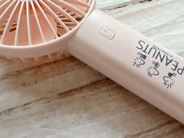 淡いサーモンピンクがキュート！