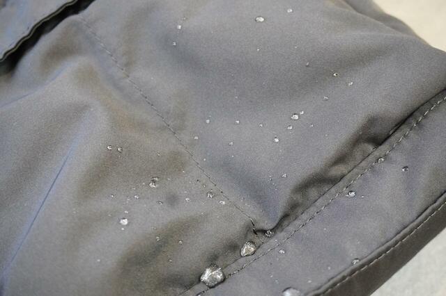 小雨程度の水を弾く撥水加工生地を使用