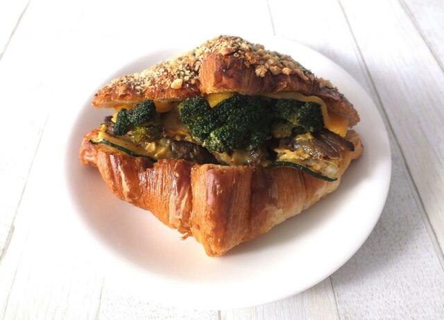 中の具材はビーフ、ブロッコリー、ズッキーニ、チーズ、にんじんです。