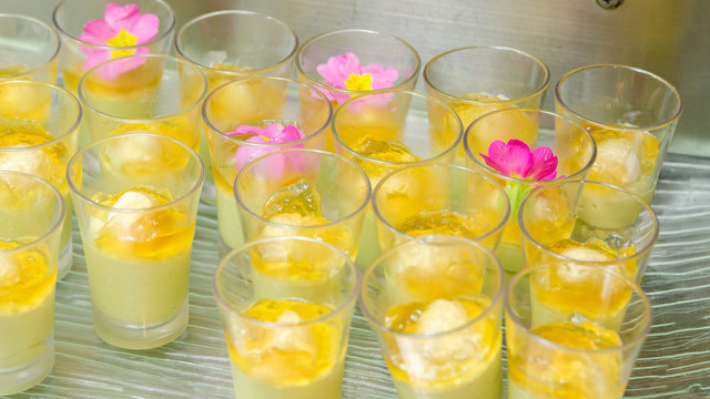 クリスタルパレス・レストラン「グリーンピースのムースとコンソメジュレ」 ©Disney