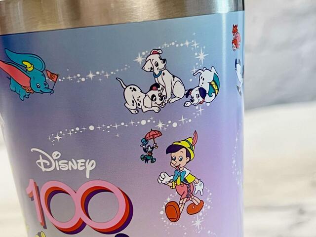 101匹わんちゃんの子犬たちやピノキオたちもいます！魔法をイメージした白のキラキラ模様もかわいい♡【Disney 100 CUP COFFEE TUMBLER BOOK DISNEY FRIENDS】