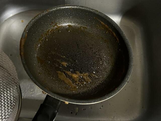 【tower マグネットハンドル付シリコーンスポンジ】お湯につけておいた後。ここからtowerのスポンジで汚れを落としていきます