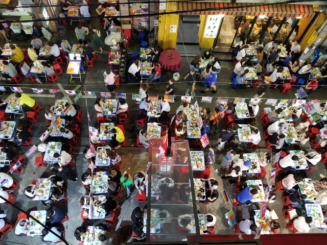 乙支路3街駅4番出入口の西側路地のビアホールは、「OBベオ」「満船ホプ」「ミュンヘン」が3強。この写真は「ミュンヘン」の入っている建物から、「OBベオ」と「満船ホプ」側を見下ろすように撮ったもの