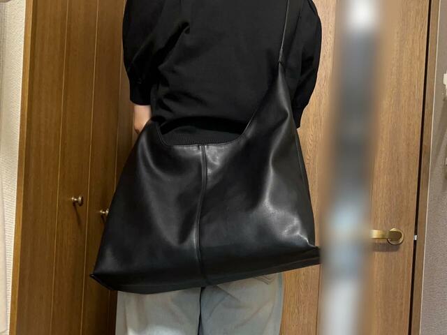 【GU ロングベルトトートバッグ+E】ななめ掛けした状態で後ろから見た図。お尻のあたりにバッグ本体がきます（身長170cm）