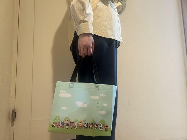 【ファミリーマート　『あつまれ　どうぶつの森』キャンペーン】ショルダーが30ｃｍと短めのため、手提げとして持っても引きずることはありません！