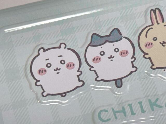 ちいかわたちはエンボス仕様。ぷっくり感がかわいい♪