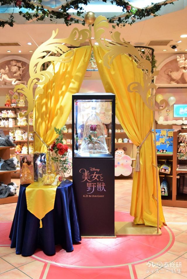 ベルのドレスをイメージしたカーテンが鮮やかなデコレーション