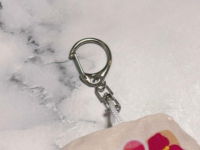 キーチェーン付きでバッグなどの持ち物につけられます