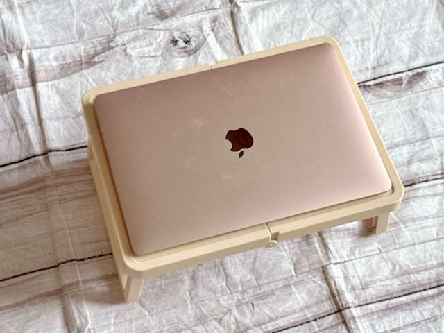 13インチのノートPCがちょうど乗せられるサイズ