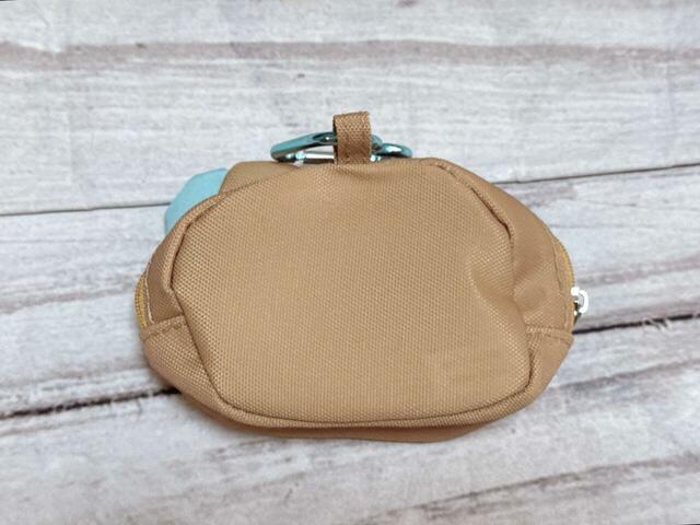 背面は装飾がないシンプルなデザイン