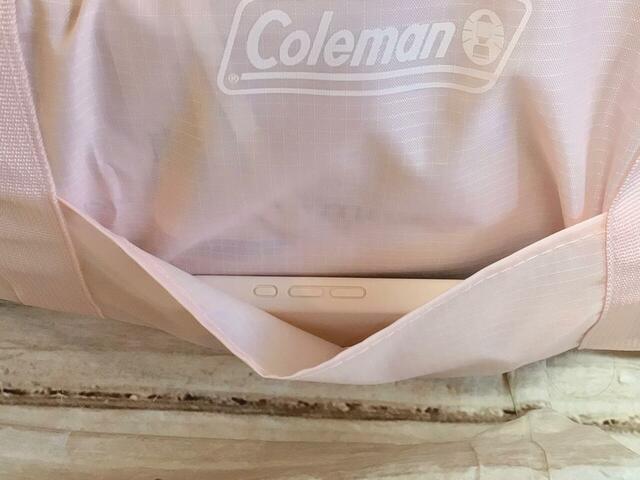 【付録 Coleman 撥水ボストンバッグ＆リフレクターチャーム】フロントポケットにはスマホを収納