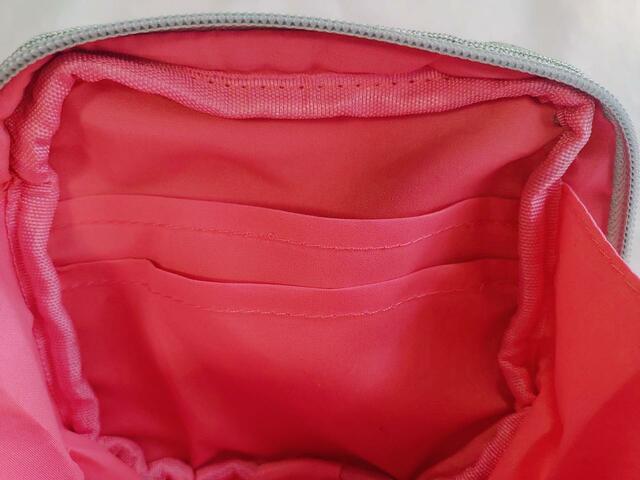 反対側には、ポケットが2つ