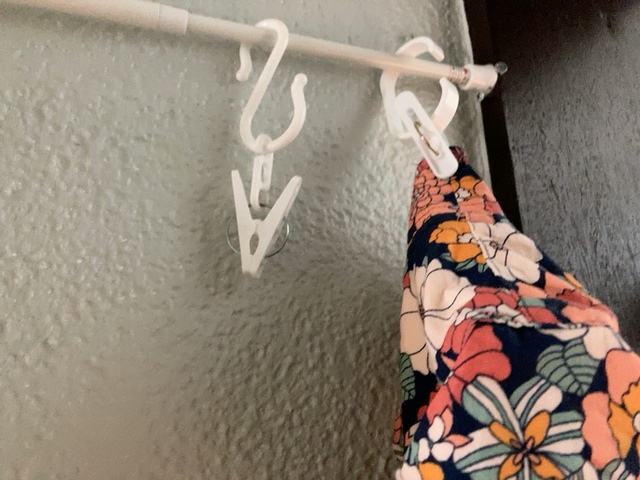 【ダイソー 突っ張り棒収納】フックに引っ掛ける紐がないものは挟んで吊るせます