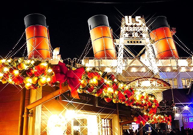 パパダキスフレッシュフルーツとSSコロンビア号。こんなイルミネーションの切り抜きも。©Disney