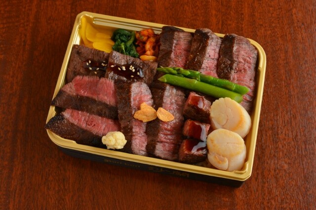 【横浜高島屋限定品】【実演販売】  ［やきにくれすとらん 沙蘭］（函館市）  道産牛・おぐに和牛と道産ホタテのステーキ盛合せ弁当（1折）　3,240円＜各日50点限り＞【国内最大級の＜大北海道展＞開催】