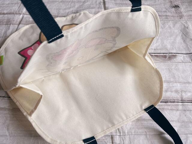 内側はポケットなどはないシンプルな仕様