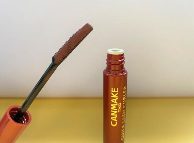 まつげ1本1本をしっかりキャッチしてくれるコームタイプ：キャンメイク クイックラッシュカーラー BO：748円（税込）