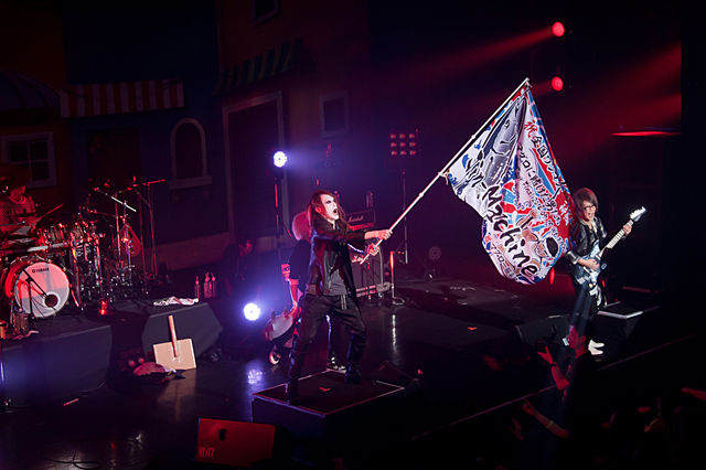 大漁旗をはためかせるあっつ