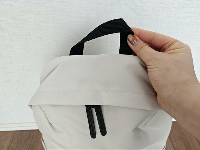 【KEYUCA N撥水 ライトシェル リュック】上部はハンドル付きで持ち運びやすいのもポイント！