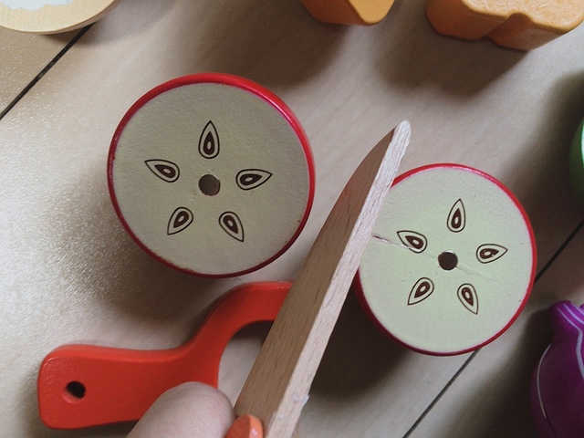 【日本知育玩具研究所 木製 おままごとセット】りんご。種がかわいい。