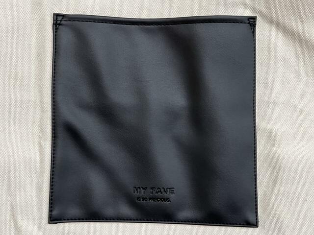 【3COINS 【推し活】参戦バッグ】表面のポケットはレザー調で硬そうですが、実際に触ってみると非常にやわらかい