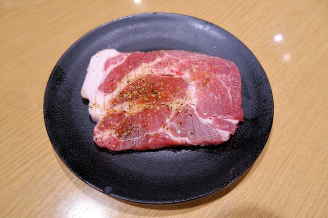 【ほりにしスパイス】で食べる 豚肩ロースステーキ