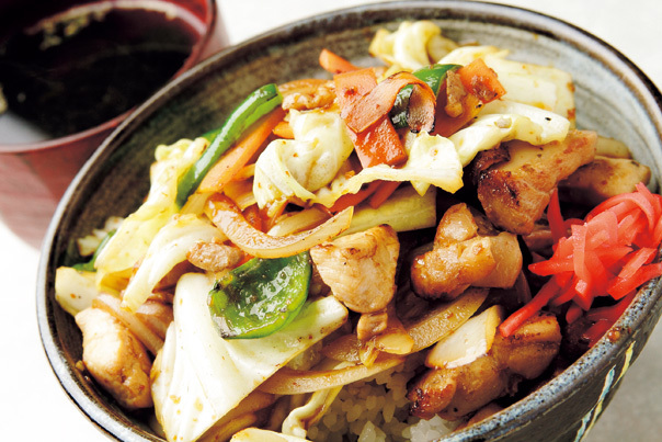 れ・ぐらんぼる（名古屋／中区）　「鶏ちゃん丼」750円 郡上から取り寄せた秘伝の醤油ダレに鶏肉を漬け込み、たっぷりの野菜と炒めた丼。温泉卵のせが人気だ